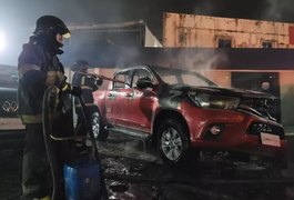 Homem inala fumaça e é socorrido após caminhonete pegar fogo em Maceió