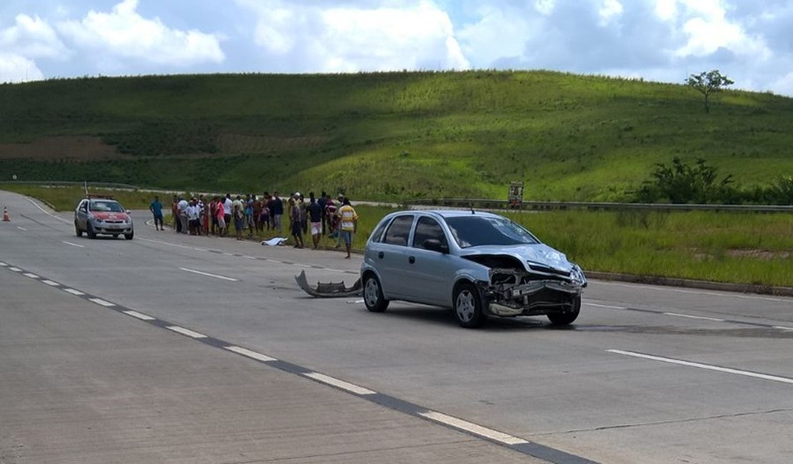 Motociclista invade contramão e provoca acidente na BR-101
