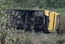 Ônibus com romeiros tomba e deixa mortos e feridos no Ceará