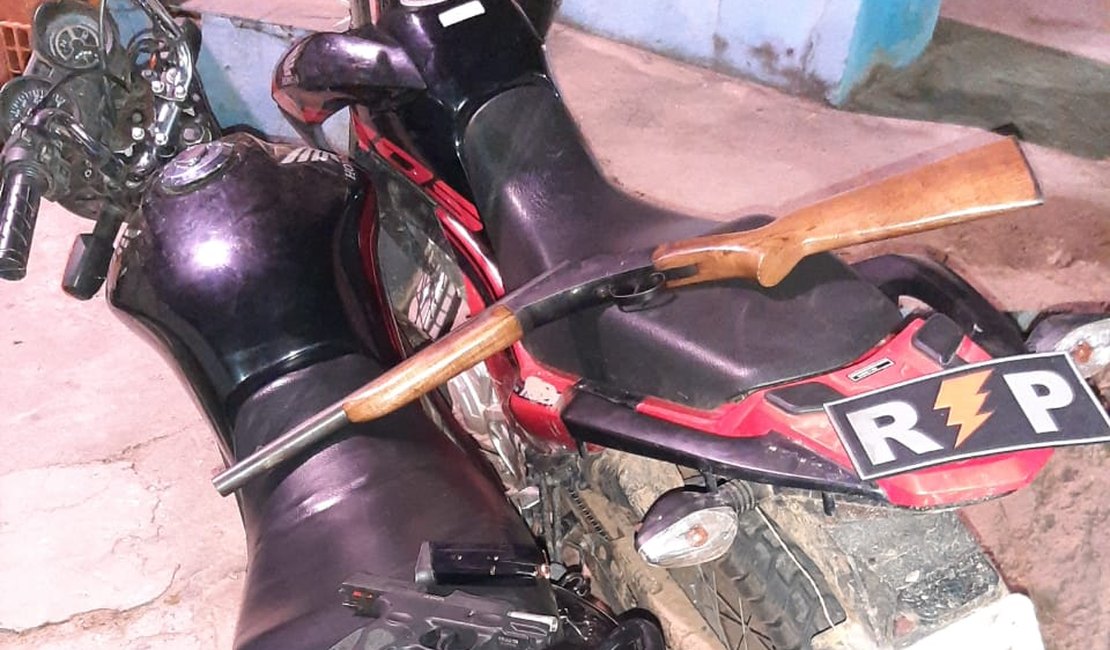 Trio é preso com motos roubadas e duas armas de fogo, em Arapiraca