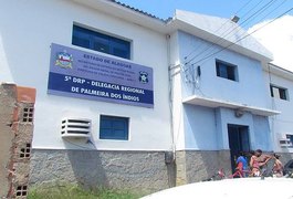 Após briga em casa, crianças andam sozinhas pelas ruas de Palmeira dos Índios para encontrar guarnição da PM