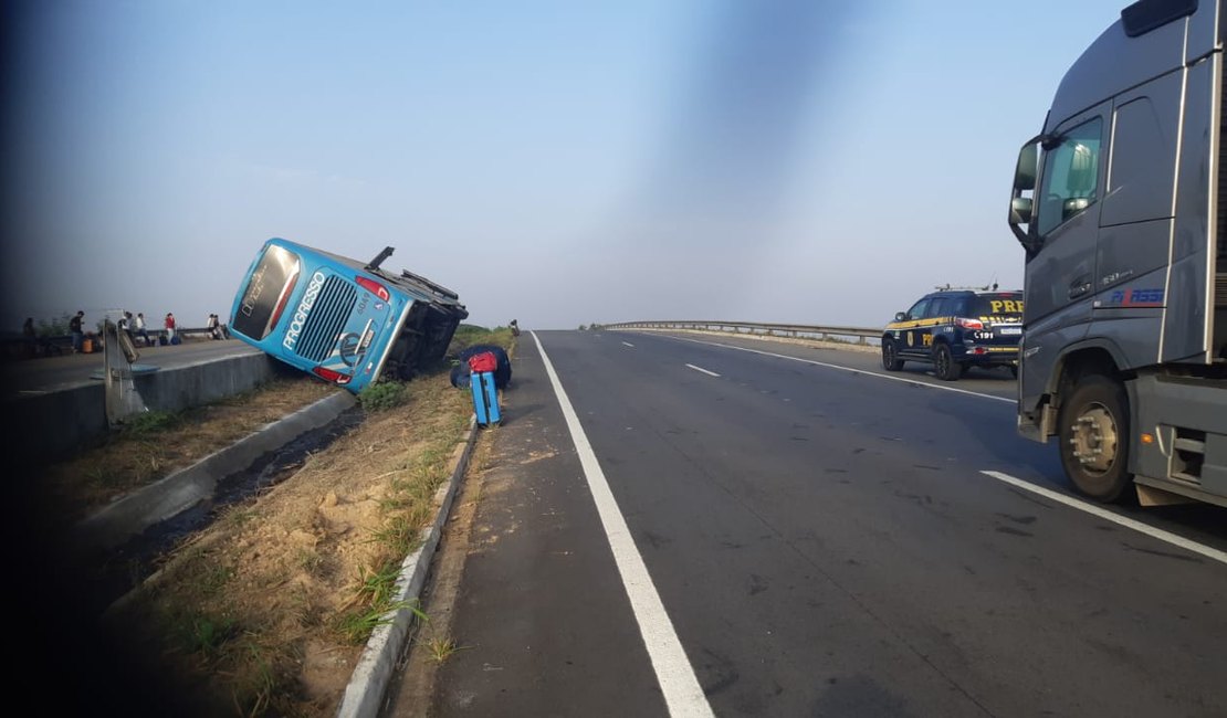 Ônibus interestadual tomba em Teotônio Vilela e cerca de 10 pessoas ficam feridas