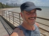Mateus Solano esquece celular em Maceió durante viagem: 'Temporariamente sem'