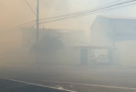 Incêndio em vegetação forma nuvem de fumaça no Barro Duro, em Maceió