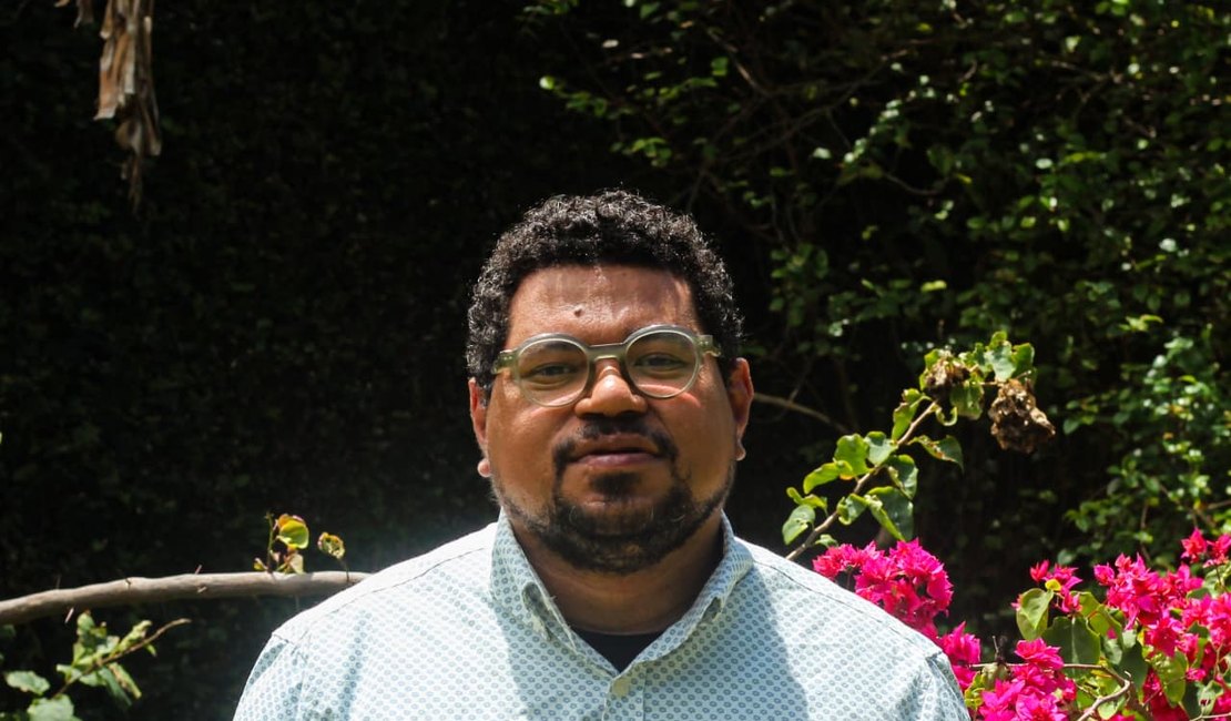 Jean Albuquerque lança audiolivro de “A ressaca do mar trincou meus ossos” e dá voz aos próprios versos