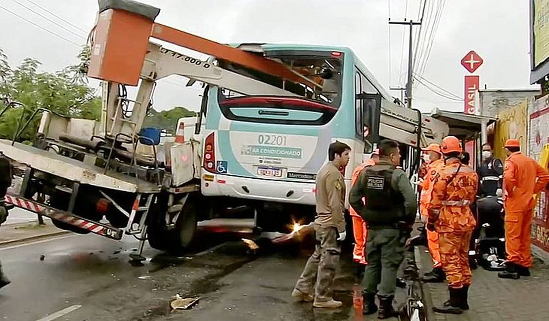 Caminhão atinge ônibus e duas pessoas morrem em Fortaleza