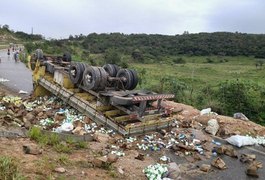 Após acidente de caminhão, carga de material de limpeza é totalmente saqueada em Junqueiro