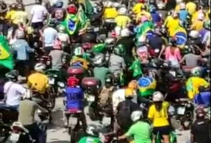 Vídeo. Multidão acompanha motociata de Bolsonaro em Maceió