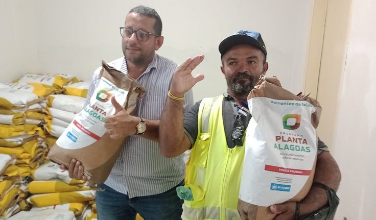 Prefeitura entrega 8 toneladas de sementes de milho e feijão para agricultores de Feira Grande