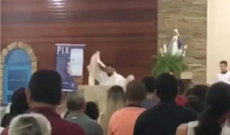 VÍDEO: Padre tira batina e deixa missa durante discussão política com fieis em Goiás