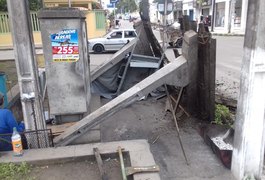 Estrutura de concreto desaba na Praça das Cacimbas, em Arapiraca