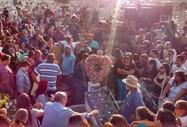 Sob forte comoção, familiares e amigos se despedem do professor Israel Macedo