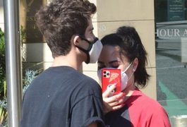 Demi Lovato e Max Ehrich passeiam por Beverly Hills em clima romântico