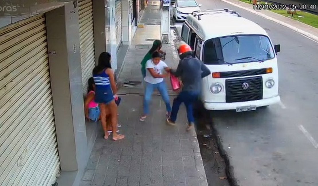 Vídeo. Mulheres são assaltadas por dupla em motocicleta no Centro de Arapiraca