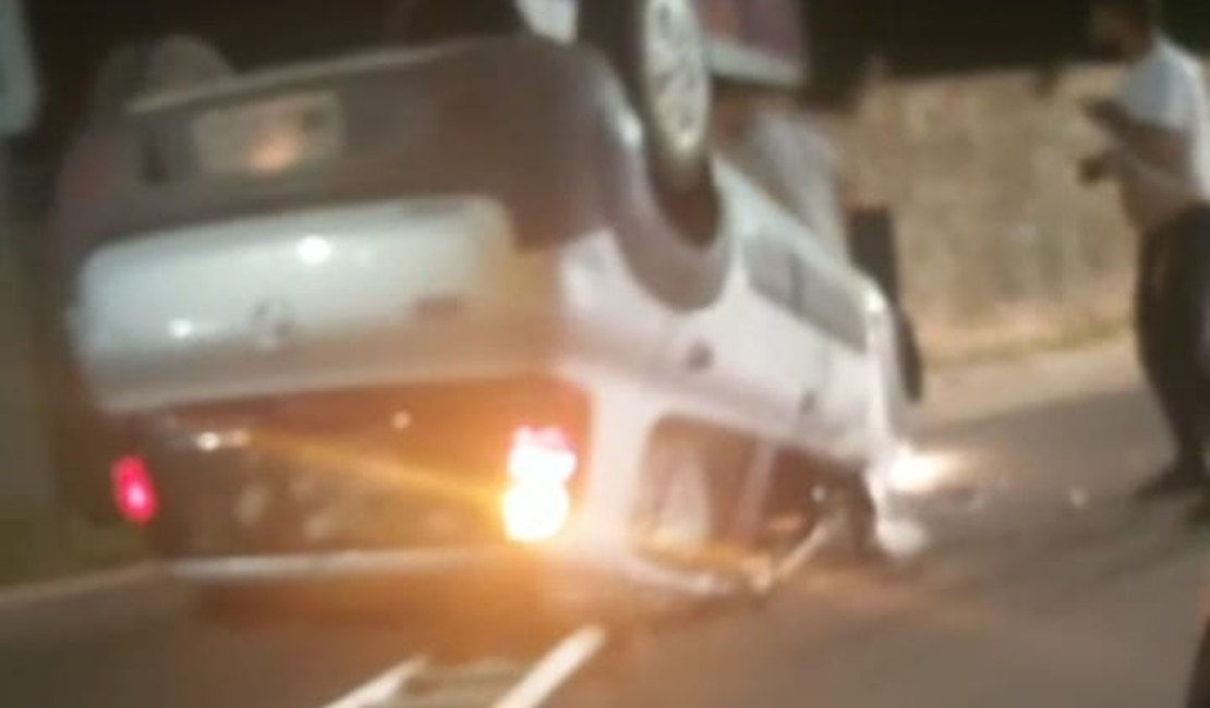 Condutor colide no meio-fio de rodovia e capota veículo de passeio em trecho da AL-220, em Arapiraca