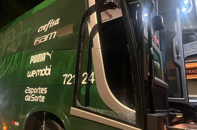 Ônibus do time feminino do Palmeiras é apedrejado em rodovia de SP