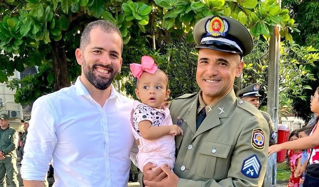 Sargento gay da PM consegue licença-paternidade inédita de 6 meses para cuidar de filha