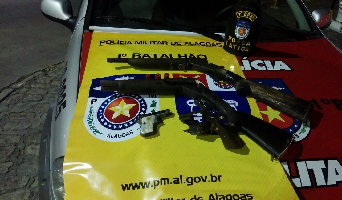 Operação do 1° BPM prende um e apreende quatro armas de fogo na parte baixa de Maceió