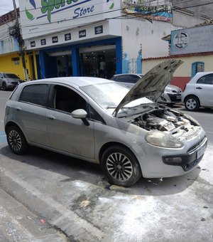 Bombeiros controlam princípio de incêndio em carro no Centro de Arapiraca