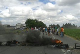 Protesto de trabalhadores impossibilita viagem de trem até Rio Largo