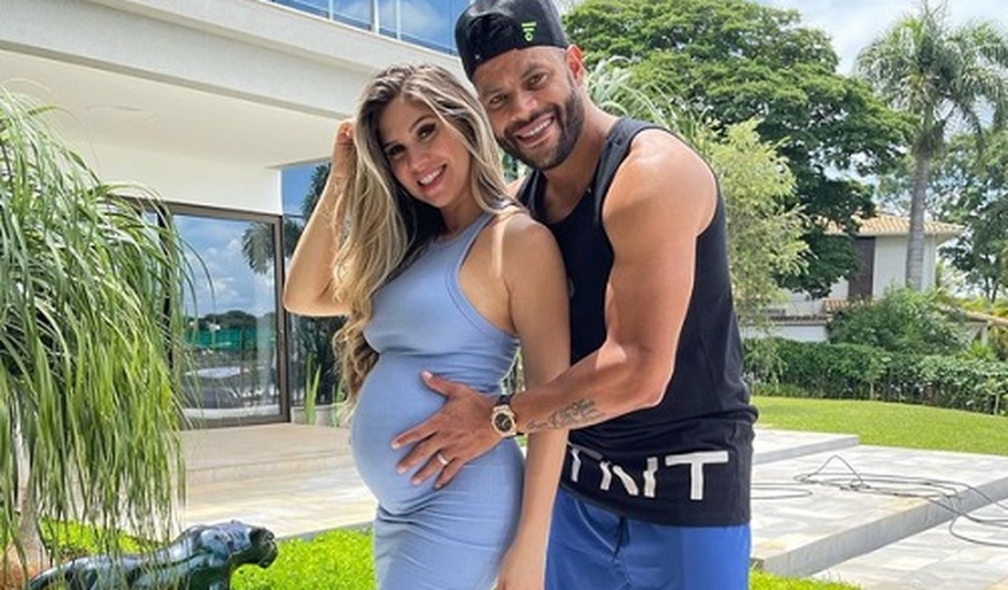Hulk celebra crescimento de Zaya na barriga da esposa, Camila Ângelo
