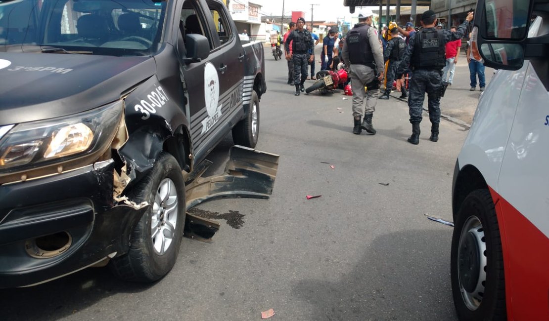 Casal fica ferido após colisão de motocicleta com viatura da polícia, em Arapiraca