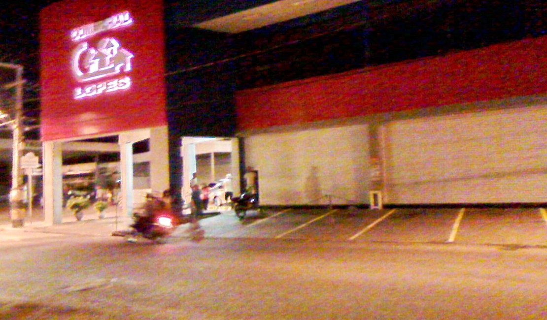 Vídeo: Incêndio atinge loja no Centro de Arapiraca