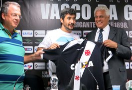 Douglas é apresentado no Vasco e diz: ‘Sempre fui Camisa 10.’