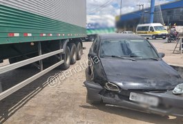 Colisão é registrada após manobra de caminhoneiro para entrar em avenida, em Arapiraca