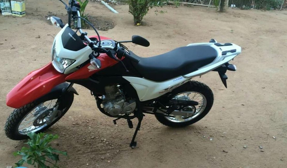 Criminosos armados roubam motocicleta em Lagoa da Canoa