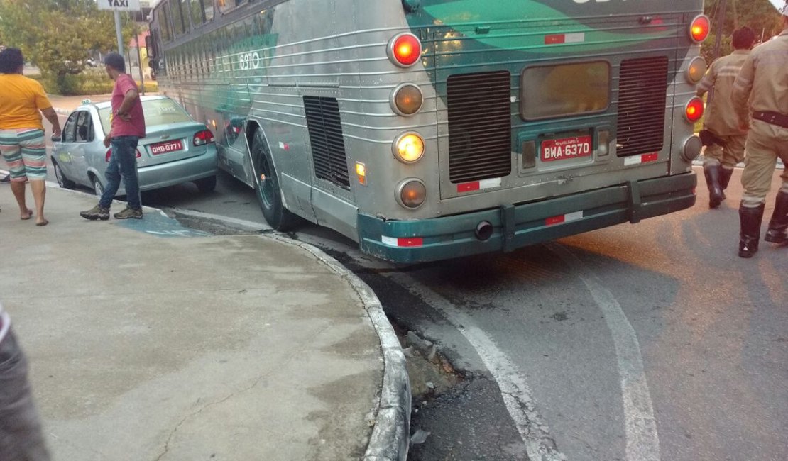 Colisão envolvendo carro e ônibus deixa trânsito lento no Parque Ceci Cunha, em Arapiraca