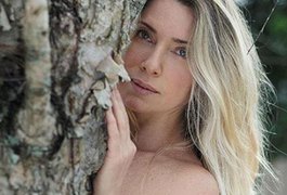 Sensualizando, Letícia Spiller posa nua atrás de uma árvore