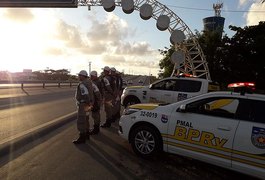 Viaturas da PM são colocadas nas entradas de Maceió para impedir bloqueios por taxistas