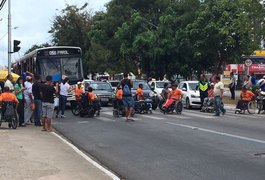 Protesto de cadeirantes bloqueia trecho da Avenida Fernandes Lima