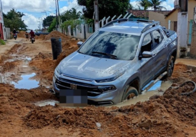 Motorista tenta passar por via em obras e picape fica presa em buraco, no bairro Massaranduba