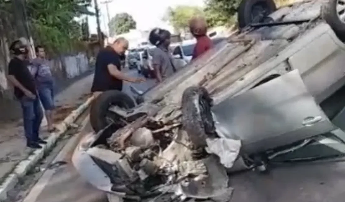 Motorista fica ferido após carro colidir em poste e capotar, em Maceió