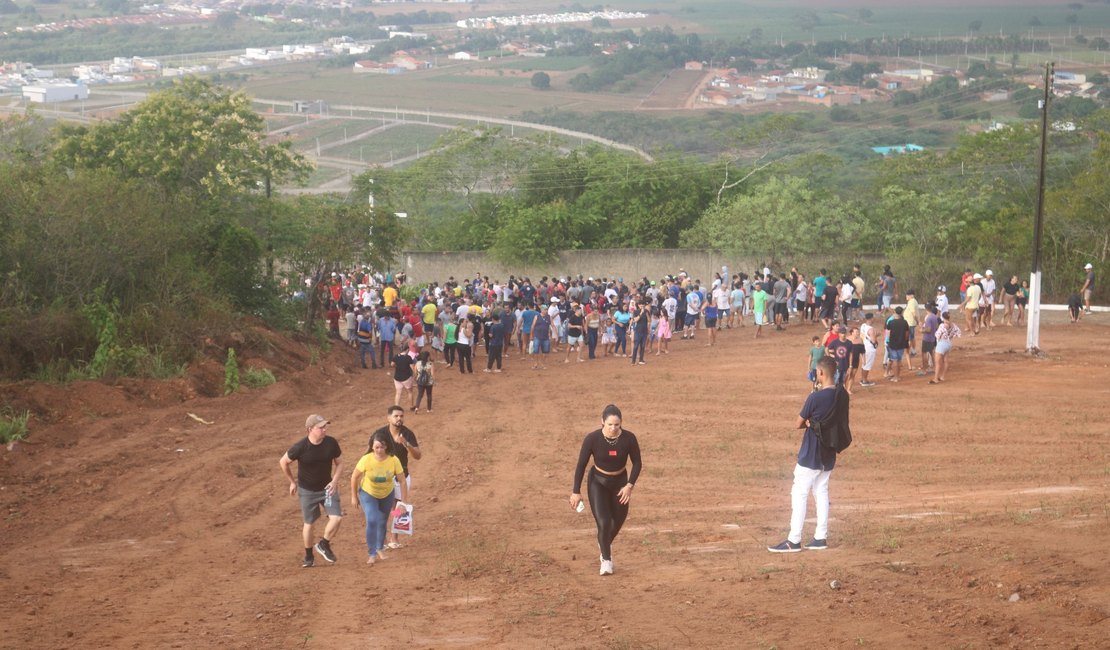 VÍDEO: Milhares de fiéis fazem peregrinação ao Morro Santo da Massaranduba nesta Sexta da Paixão