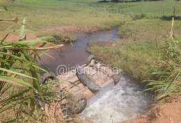 Carro cai dentro de riacho no povoado Bananeira em Arapiraca