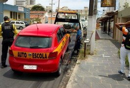 Instrutor de autoescola tem veículo guinchado por estar com CNH vencida