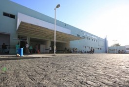 Mulher fere amigo no pescoço com caco de vidro durante discussão em bar