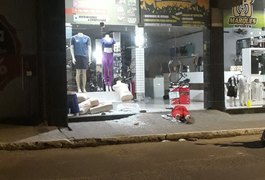 Ladrões invadem loja de material esportivo e fogem com camisas de times de futebol em Arapiraca