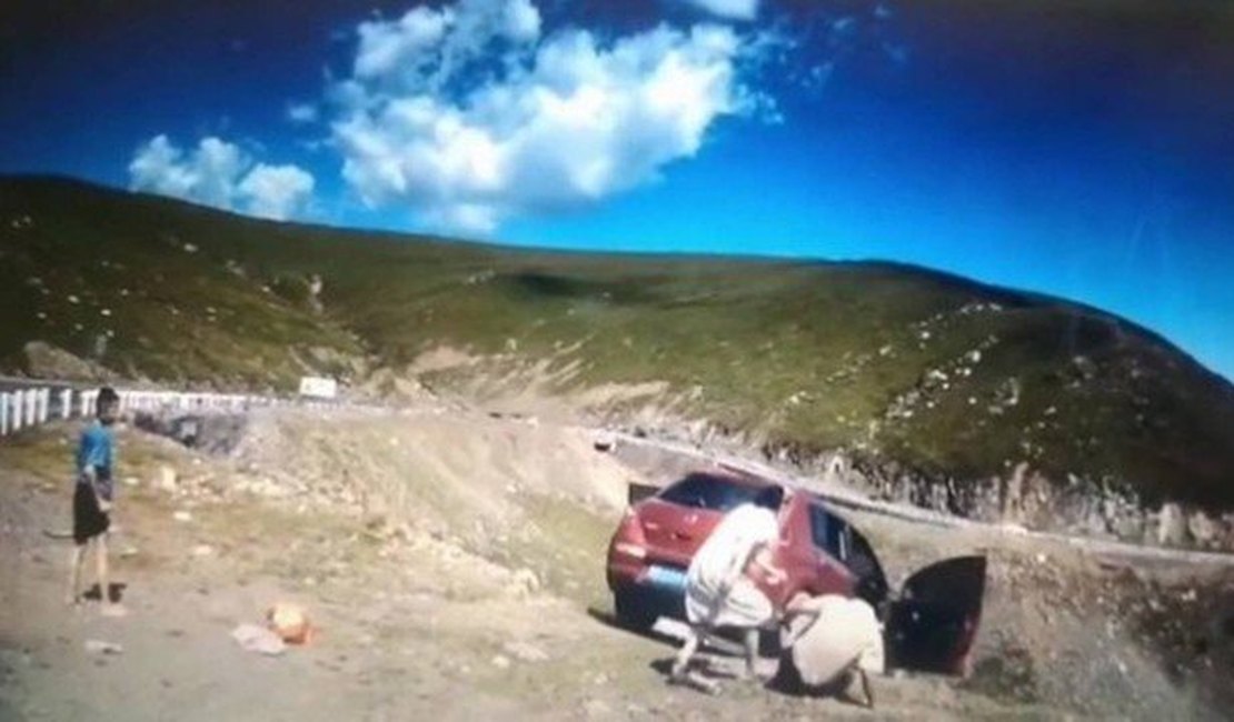 Vídeo. Família para veículo em mirante e carro cai em penhasco com uma pessoa a bordo