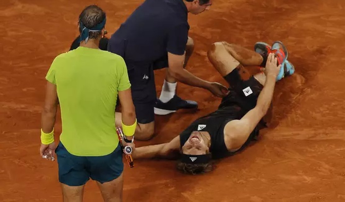 Tenista sofre grave lesão, abandona partida e Rafael Nadal vai à final em Paris