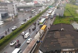 Motoristas de ônibus escolares fazem protesto na Av. Fernandes Lima