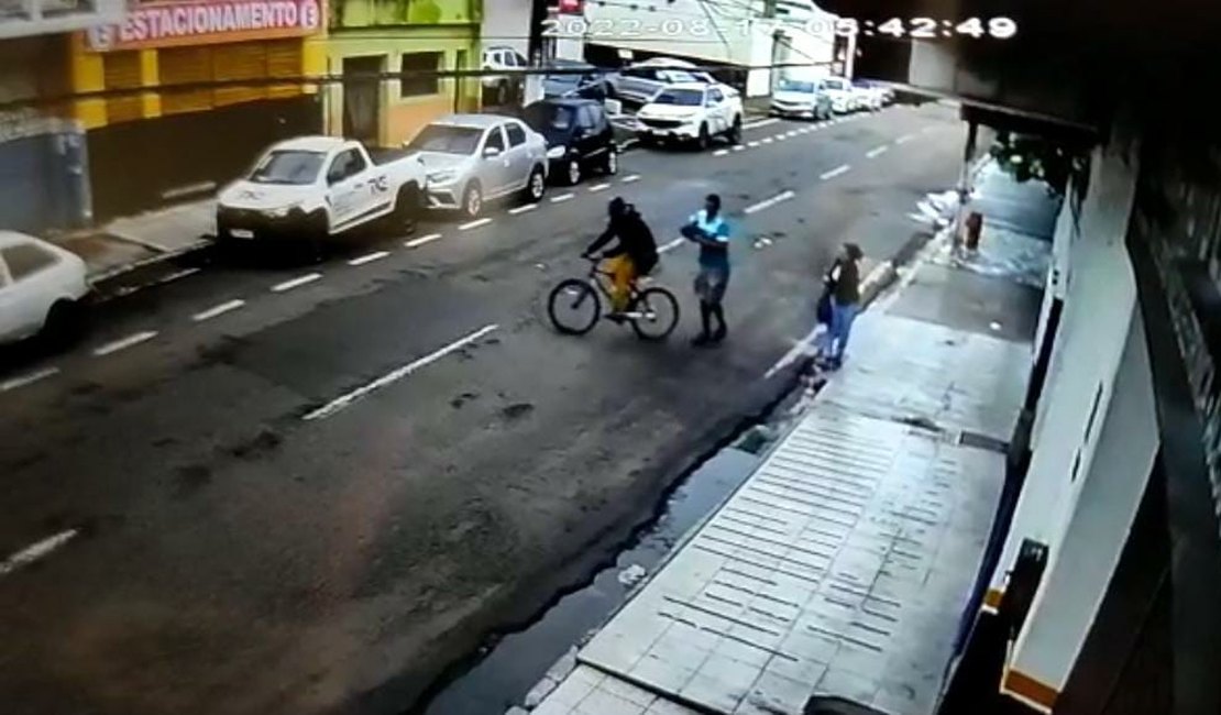 Veja o vídeo: Mulher reage a assalto e impede que dupla roube bolsa, em Arapiraca