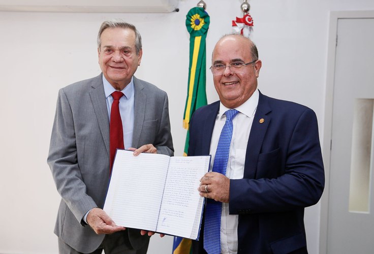 Tourinho transmite o exercício do cargo de governador a Ronaldo Lessa