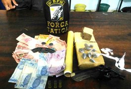 Polícia encontra arma e drogas em residência do bairro Brasília, em Arapiraca