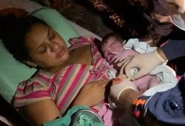 Parto de mulher é feito às margens de rodovia após ambulância pegar fogo