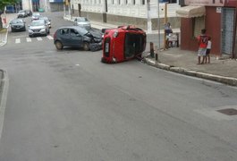 Condutor avança sinal e causa acidente no Centro de Maceió