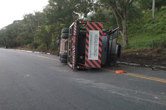 Caminhão-cegonha com 11 carros tomba na BR-316, em Satuba